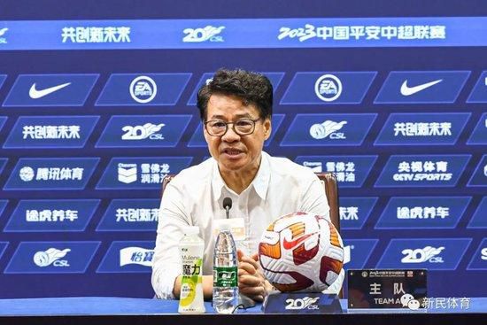 美女脱下内衣内裤让男人舔