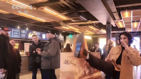 美女脱下内衣内裤让男人舔